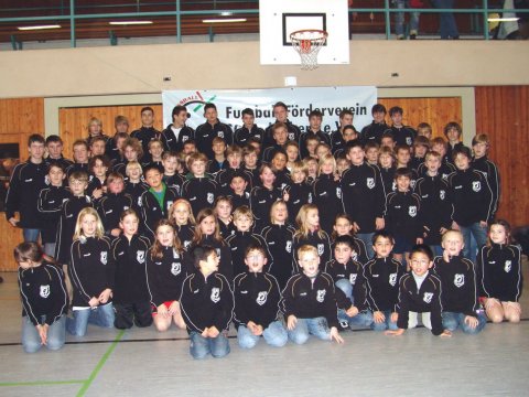 Der Förderverein übergibt am 11.12.2008 an über Spieler aus den Jugendmannschaften Aufwärmshirts. Diese wurden von der Überschüssen der Jugendfussballtage und einem Zuschuss vom FV finanziert.
